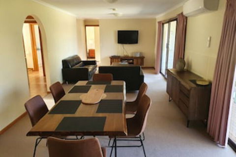 Annies Holiday Units - eAccommodation 0
