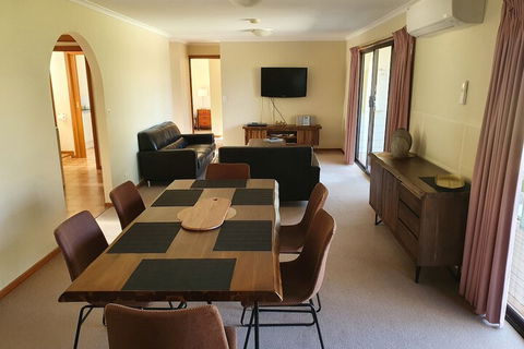 Annies Holiday Units - eAccommodation 1