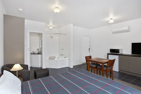 A1 Motels Port Fairy Motel And Apartments - eAccommodation 7