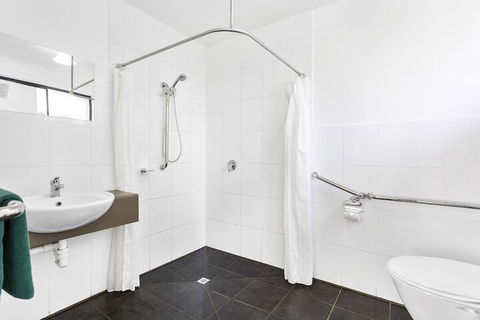 A1 Motels Port Fairy Motel And Apartments - eAccommodation 5
