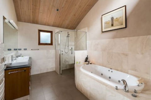 Aiyana Retreat - eAccommodation 0