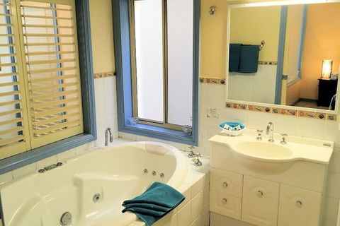 Al Mare Beachfront Retreat - eAccommodation 5