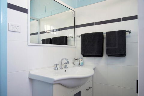 Artesian Motor Inn - eAccommodation 3