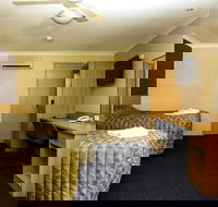 Sun Palms Motel - eAccommodation