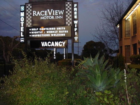A Raceview Motor Inn - eAccommodation 1