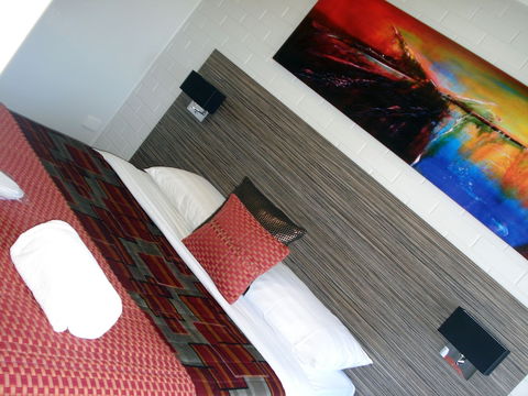 A Raceview Motor Inn - eAccommodation 2