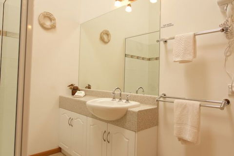 Abs By The Bay - eAccommodation 3