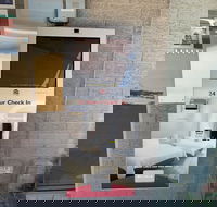 Crest Motor Inn - eAccommodation