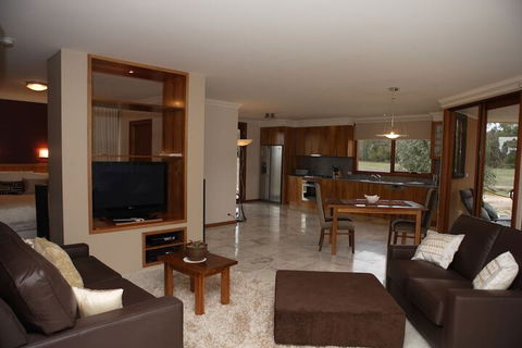 Aurora Cottages - eAccommodation 6
