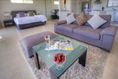 Azjure Studio Retreat - eAccommodation 4