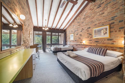 Avoca Beach Hotel - eAccommodation 5