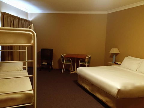 Man From Snowy River Hotel - eAccommodation 2