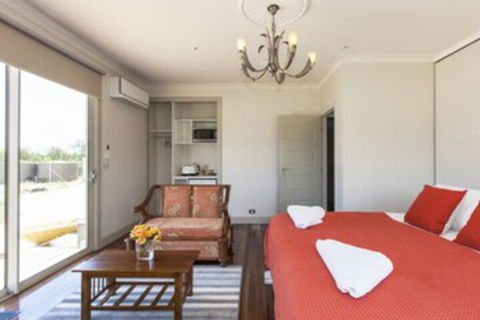 Aurora Manor Rooms - eAccommodation 0