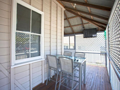 CBD Holiday Home - eAccommodation 3