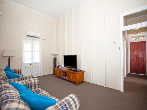 CBD Holiday Home - eAccommodation 2