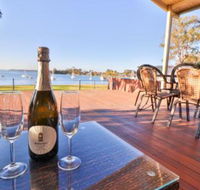 Lakefront Simplicity - eAccommodation