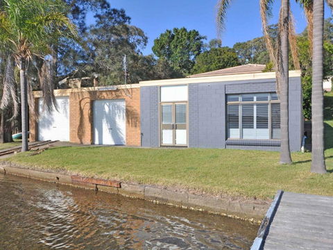 The Studio On The Lake At Fishing Point Lake Macquarie Honestly Put The Line In & Catch Fish - eAccommodation 2