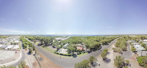 Amblin Holiday Park - eAccommodation 0