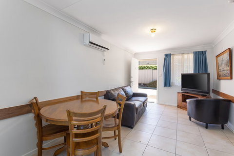 Apollo Lodge - eAccommodation 4