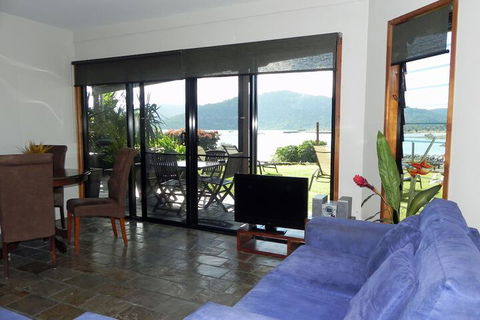 Airlie Waterfront Bed & Breakfast - eAccommodation 2
