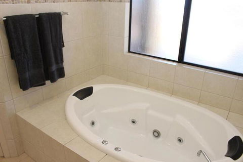 The Lighthouse Beachfront Accommodation - eAccommodation 3