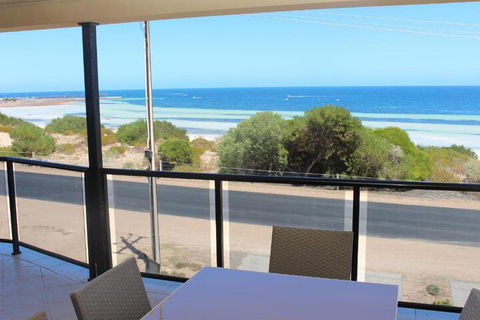 The Lighthouse Beachfront Accommodation - eAccommodation 4