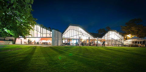 Peppermint Bay - Bar, Dining And Terrace - eAccommodation 4