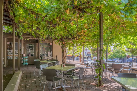 Breakout Brasserie Cafe - eAccommodation 0