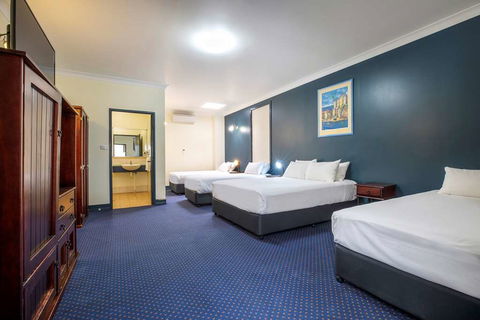 Atherton Hotel - eAccommodation 7
