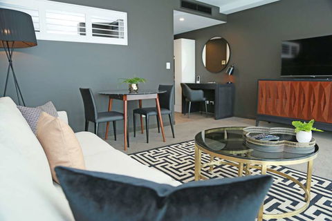 Alex Perry Hotel and Apartments - eAccommodation 9