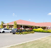 Pines Country Club Motor Inn - eAccommodation