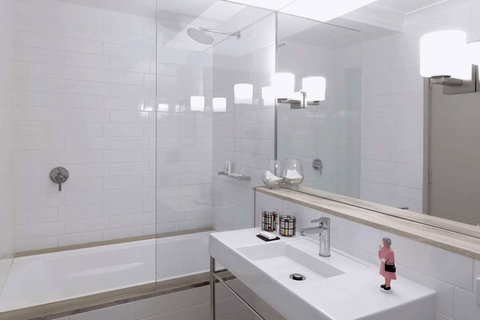 QT Canberra - eAccommodation 17