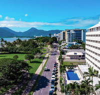 Holiday Inn Cairns Harbourside - eAccommodation