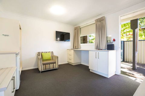 Nightcap at Golden Beach Tavern - eAccommodation 2