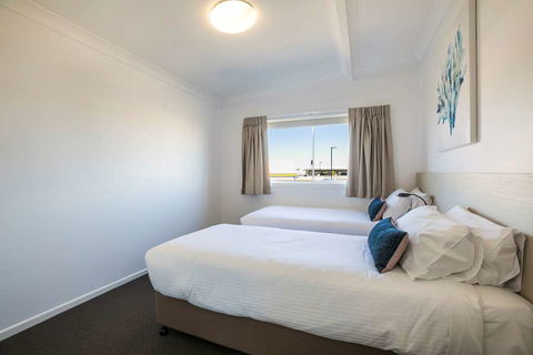 Nightcap at Golden Beach Tavern - eAccommodation 12