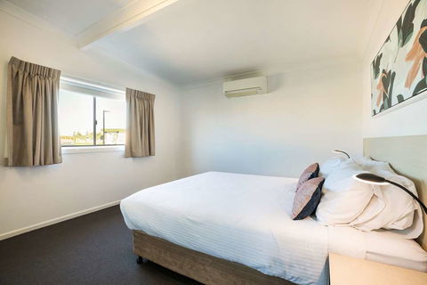 Nightcap at Golden Beach Tavern - eAccommodation 13