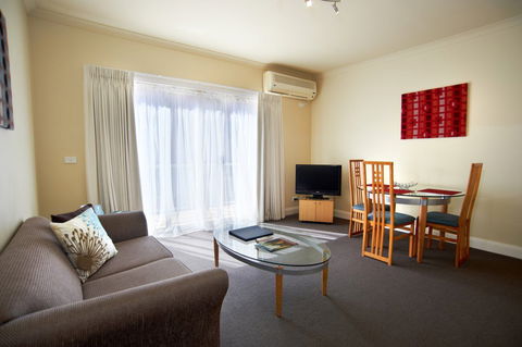 Quest on St Kilda Rd - eAccommodation 2