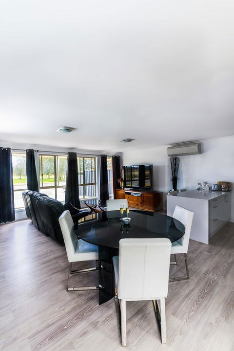 Lure Bed And Breakfast - eAccommodation 1