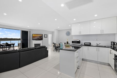 Lakeside Waterfront Apartment The Entrance - eAccommodation 3