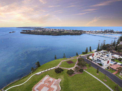 Lakeside Waterfront Apartment The Entrance - eAccommodation 18