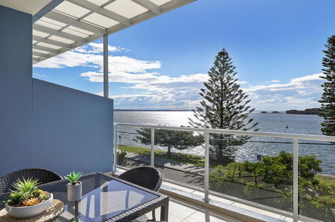 Lakeside Waterfront Apartment The Entrance - eAccommodation 31