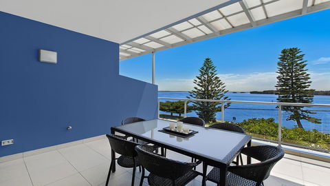 Lakeside Waterfront Apartment The Entrance - eAccommodation 32