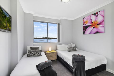 Lakeside Waterfront Apartment The Entrance - eAccommodation 10