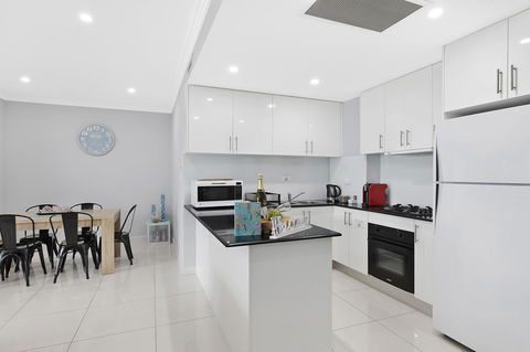 Lakeside Waterfront Apartment The Entrance - eAccommodation 2