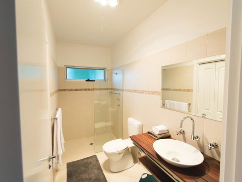 S T U D I O 22 Peaceful Retreat With Garden Views - eAccommodation 6