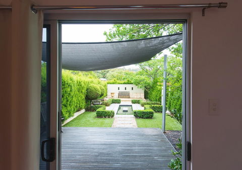 S T U D I O 22 Peaceful Retreat With Garden Views - eAccommodation 12