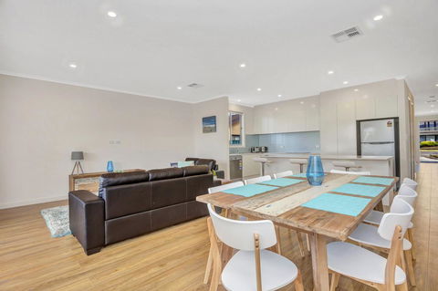 Eastern Breeze - eAccommodation 23