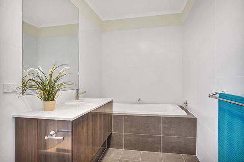 Eastern Breeze - eAccommodation 32
