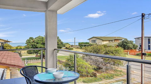 Eastern Breeze - eAccommodation 16