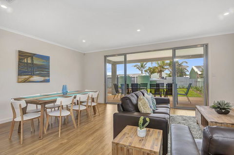 Eastern Breeze - eAccommodation 15